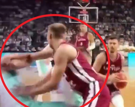 东契奇被队友压伤膝盖前是被对手推倒的 就在裁判跟前&amp;裁判无吹罚